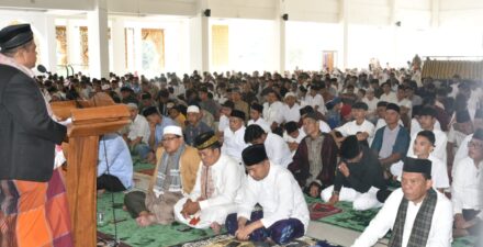 Shalat Idul Fitri di Masjid Raya Padang Pariaman, Bupati Suhatri Bur Ajak Warga Sabar dan Tawaqal Hadapi Musibah