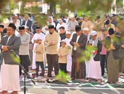 Shalat Id Bersama Warga di Halaman Kantor, Gubernur Mahyeldi dan Wagub Audy Ucapkan Selamat Lebaran 1445 H