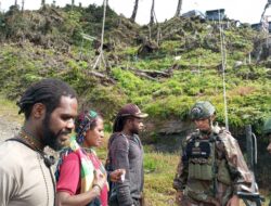 Satgas Yonif 509 Kostrad Menyapa dan Berkomunikasi dengan Kades