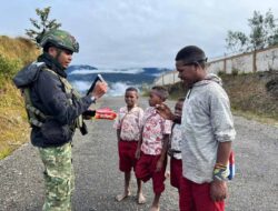 Tanpa Alas Kaki Anak Papua Tetap Semangat Bersekolah