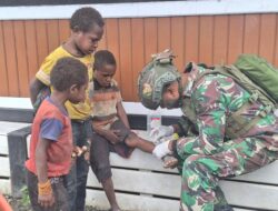 Pos Mamba Yonif 509 Kostrad menggelar Jumat Berkah di Depan Pos