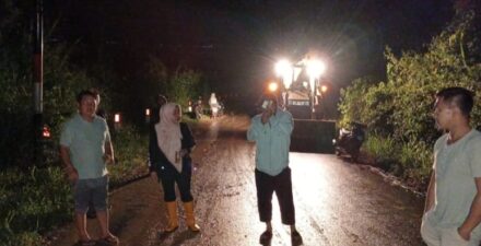 Maya Kepala Dinas PUPR Kerinci Sigap Evakuasi Matrial Longsor di Jujun