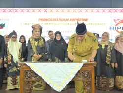 Kukuhkan Pengurus Hipermi, Gubernur Mahyeldi Yakin Industri Randang Sumbar Makin Berdaya Saing