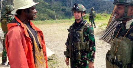 Pemasangan Listrik di Rumah Kepala Kampung Mamba