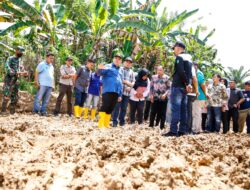 Perdana, Pj Bupati Sandi Fahlepi Tinjau Jalan Rusak di Jirak Jaya