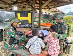 Personel Satgas Yonif 509 Kostrad Ajak Anak – Anak Belajar di Pos