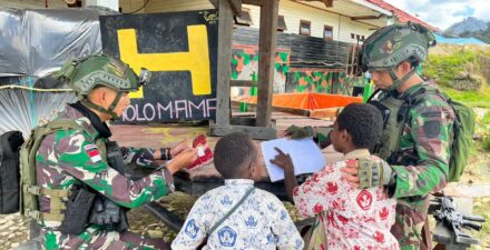 Personel Satgas Yonif 509 Kostrad Ajak Anak – Anak Belajar di Pos