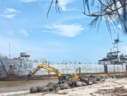 Penyelamatan Eks KRI Teluk Bone 511 Alat Berat Beroperasi Buat Kanal