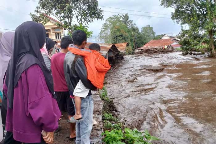 Warga menyaksikan keganasan banjir lahar dingin Gunung Marapi.