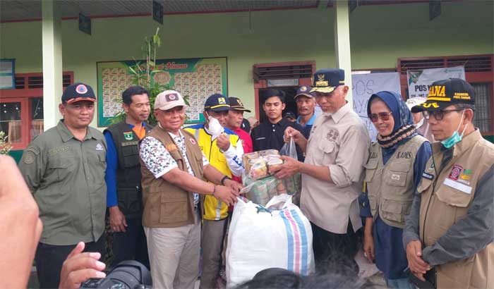 Bantuan korban banjir lahar dingin di Agam.