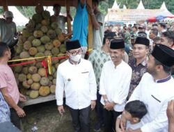 Pemerintah dan Masyarakat Kumpul dan Makan Durian Bersama