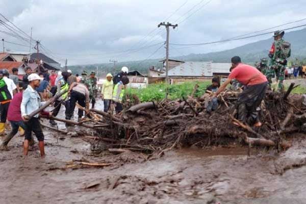 Tim gabungan berjibaku membersihkan material yang terbawa banjir bandang lahar dingin, Sabtu (6/4/2024). (ist)