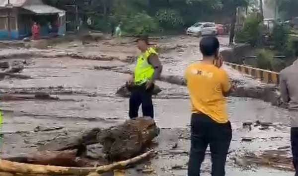 Petugas berada di tengah dahsyatnya banjir lahar dingin Gunung Marapi.