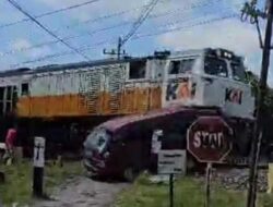 KA Hantam Carry Pemudik, Begini Kondisi Mobilnya