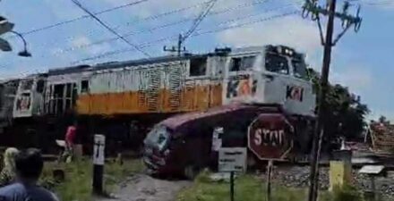 Carry dihantam Keretaapi.