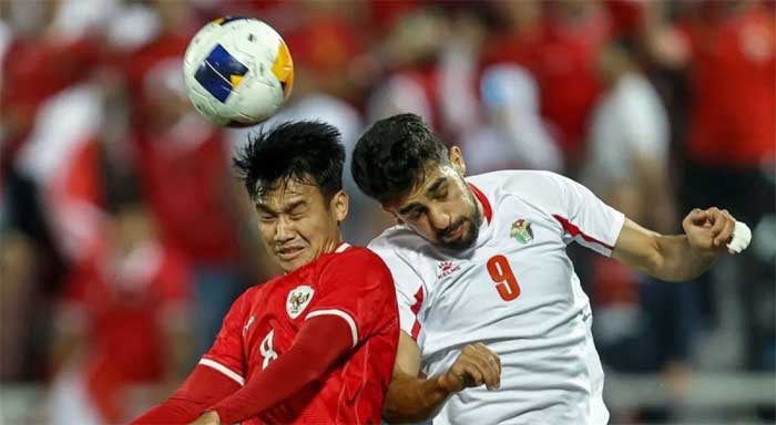 Witan Sulaeman saat berduel di udara dengan pemain Yordania.