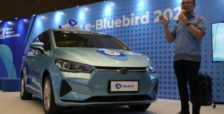 Bluebird kenalkan taksi listrik terbaru dengan menggunakan BYD e6 gen 2.