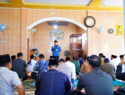 Pj Bupati Sandi Safari Jumat ke Masjid Baitussholihin Desa Senawar Jaya