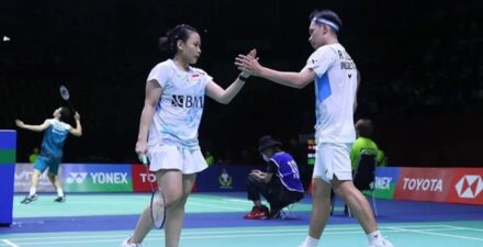 Pebulutangkis ganda campuran Indonesia Rinov Rivaldy-Pitha Haningtyas Mentari taklukkan Dejan Ferdinansyah-Gloria Emanuelle Widjaja pada pertandingan perempat final Thailand Open 2024 di Nimibutr Arena, Bangkok, Jumat (17/5/2024).