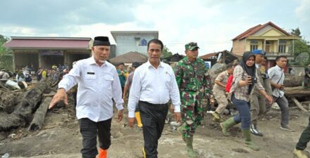 Mentan dan Gubernur Sumbar Tinjau Lahan Pertanian Rusak di Agam