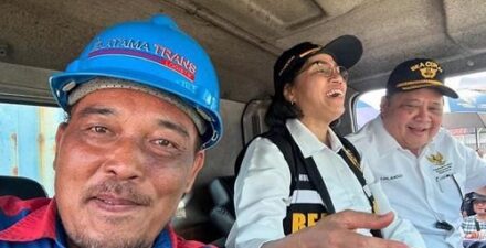 Sopir Kontainer Foto dengan Sri Mulyani dan Menko Airlangga.