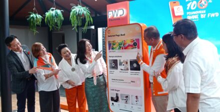 Kelola polis asuransi lebih mudah pakai aplikasi.