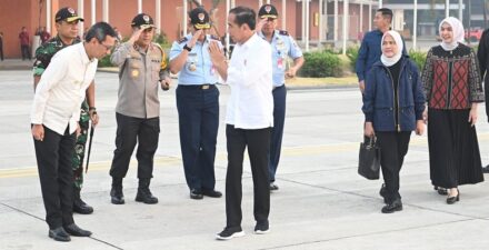 Jokowi Tinjau Posko Darurat dan Berikan Bantuan Korban Banjir Sumbar