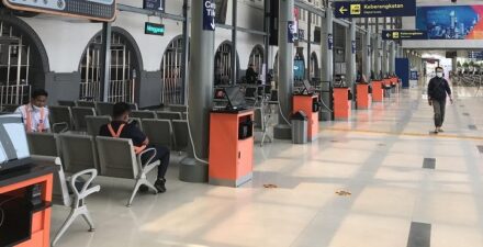 Stasiun Pasar Senen Bangun Eskalator.