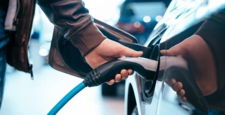 Masih bingung? Ini beda mobil listrik dan hybrid.