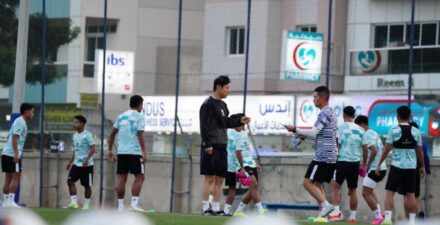 Shin Tae-yong saat memimpin latihan Timnas Indonesia.