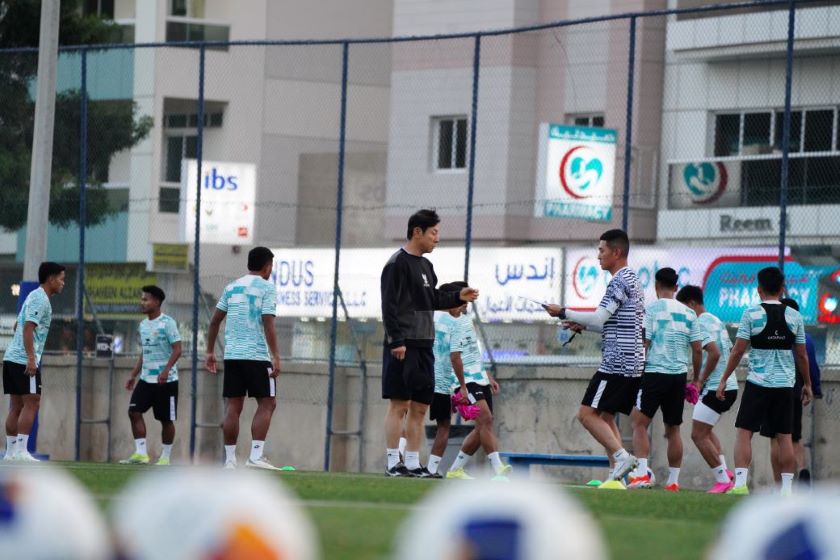 Shin Tae-yong saat memimpin latihan Timnas Indonesia.