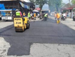 Dinas PUPR Padang Perbaiki Dua Titik Jalan