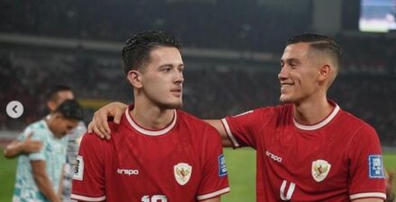 Jay Idzes (kanan) absen di laga Timnas Indonesia vs Irak.