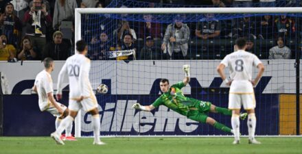 Aksi Maarten Paes di laga LA Galaxy vs FC Dallas.