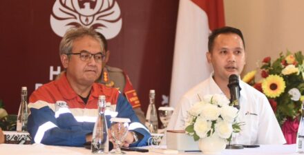 VP Corporate Communication Pertamina Fadjar Djoko Santoso menyampaikan keterangan pers kepada awak media nasional saat acara konferensi Pers Peringatan Hari Lahir Pancasila 2024 di Dumai, Riau.