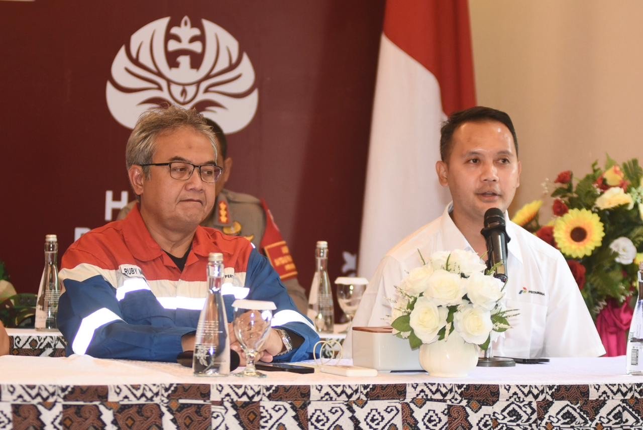 VP Corporate Communication Pertamina Fadjar Djoko Santoso menyampaikan keterangan pers kepada awak media nasional saat acara konferensi Pers Peringatan Hari Lahir Pancasila 2024 di Dumai, Riau.