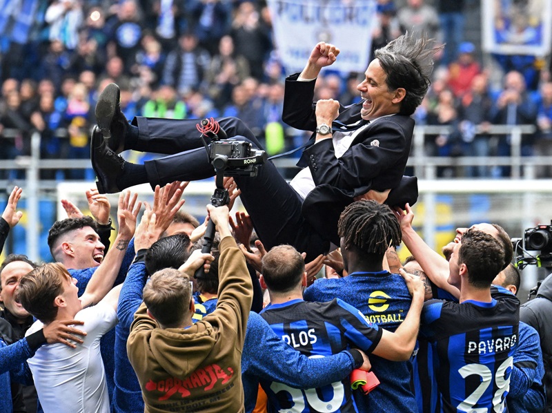 Pelatih Inter Milan, Simone Inzaghi, diangkat anak asuhnya usai resmi juara Liga Italia 2023-2024