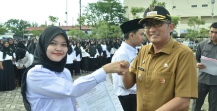 Hendri Septa Serahkan SK, 2.825 Pegawai PPPK Naik Status Menjadi ASN