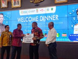 Kepala BPSDMI Kemenperin RI Masrokhan Serahkan Batuan Pasca Bencana Sumbar Kepada Wagub Sumbar Audy Joinaldy