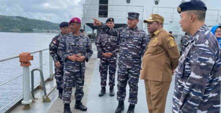 Pangkoarmada III Kunjungi Bakti Kesehatan TNI AL di Manokwari