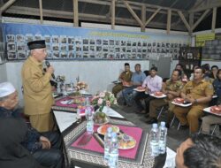 Kembali Tegaskan Komitmen pada Dunia Pertanian, Gubernur Mahyeldi Salurkan Bantuan Ayam KUB di Pasaman Barat
