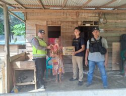 Polsek Keluang Serahkan Bingkisan Sembako kepada Warga Kurang Mampu