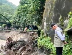 Gubernur Mahyeldi Tinjau Langsung Beberapa Titik Ruas Jalan Nasional yang Terdampak Banjir Bandang di Sumbar