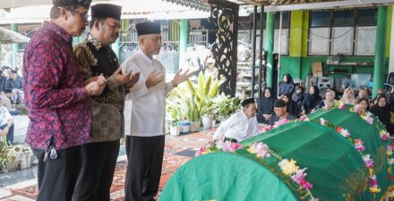 Ketua FORPESS Muba Tutup Usia, Sekda Apriyadi Salat dan Antar Jenazah ke Pemakaman