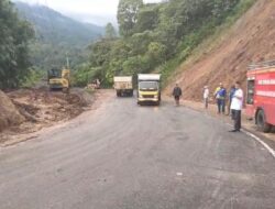 Pembersihan Material Lonsor pada Jalur Malalak Tuntas, Lalu Lintas Kembali Normal