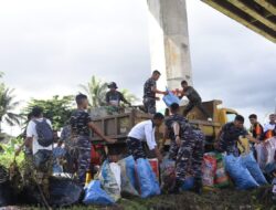 Satgas Trisila-24 TNI AL Bersama Masyarakat Bersihkan Pantai Jembatan Merah Putih Ambon