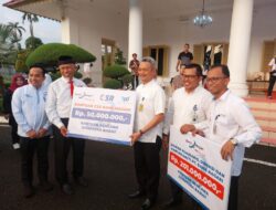 Simbolis, Gubernur Sumbar Terima Bantuan Bencana dari Bank Nagari