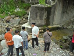 Gubernur Mahyeldi Tinjau Kerusakan Jembatan Pasar Tandikek Kabupaten Padang Pariaman