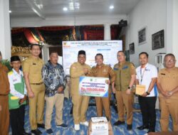 Serahkan Bantuan Korban Galodo dan Lahar Dingin Marapi, Suhatri Bur ; Ayo Bangkit Kembali