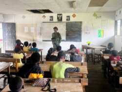 Peduli Pendidikan Pedalaman Papua, Satgas Buaya Putih Bantu Mengajar